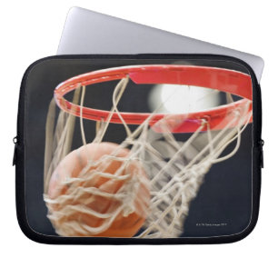 Basketball im Korb Laptopschutzhülle