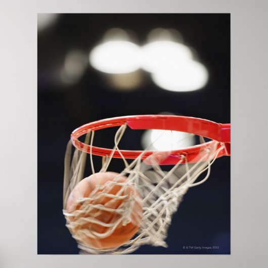 Basketball im Korb. Poster (Vorne)