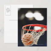 Basketball im Korb. Postkarte (Vorne/Hinten)