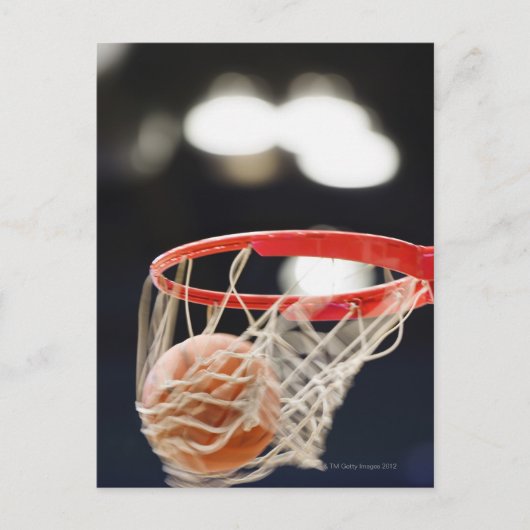 Basketball im Korb. Postkarte (Vorderseite)