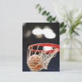 Basketball im Korb. Postkarte (Stehend Vorderseite)