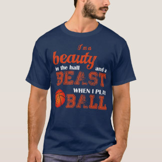 Basketball im Saal ist ein schönes Stück und ein B T-Shirt