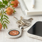 Basketball im schwarzen Hintergrund, weißer Name Schlüsselanhänger (Seite)