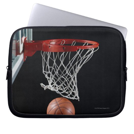 Basketball in Hoop Laptopschutzhülle (Vorderseite)