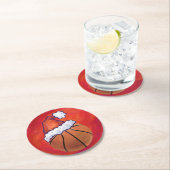 Basketball in Weihnachtsmannmütze Runder Pappuntersetzer (Vor Ort)