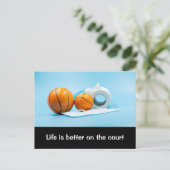 Basketball Life ist besser auf dem Platz Postkarte (Stehend Vorderseite)