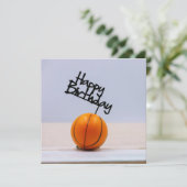 Basketball mit Happy Birthday auf weißem Hintergru (Stehend Vorderseite)