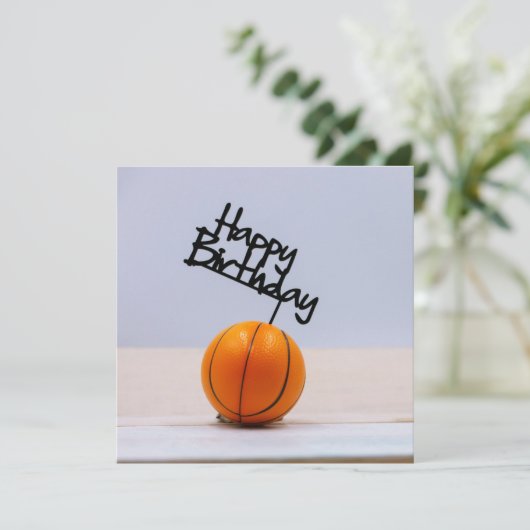 Basketball mit Happy Birthday auf weißem Hintergru (Stehend Vorderseite)