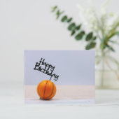 Basketball mit Happy Birthday auf weißem Hintergru Postkarte (Stehend Vorderseite)