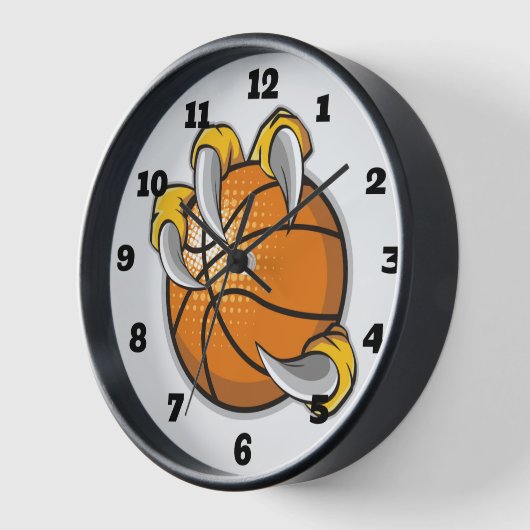 Basketball mit Klaue Uhr (Winkel)