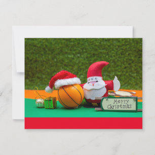 Basketball mit Weihnachtsmannmütze mit Frohen Weih