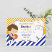 Basketball Niedlicher Brünetter Junge Geburtstagsp Einladung (Stehend Vorderseite)