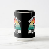 Basketball ruft und ich muss gehen zweifarbige tasse (Mittel)