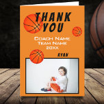 Basketball Sport Danke Coach Card<br><div class="desc">Basketball danke Ihnen Coach-Karte mit Foto,  danke Text,  Coach-Name,  Mannschaftsname,  Jahr,  Ihr Name und Basketballbälle. Innerhalb der Karte sind Basketballbälle. Foto Dankeschön Karte - fügen Sie Ihr Foto in die Vorlage. Personalisieren Sie die Karte mit Namen und Text. Vielen Dank für die Karte für den Basketballtrainer!</div>