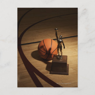 Basketball und Trophäe auf einem Basketballplatz, Postkarte