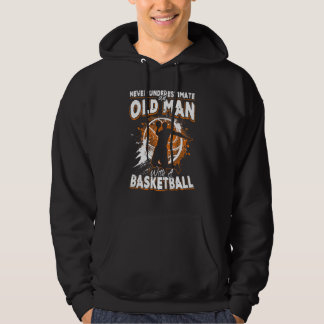 Basketball unterschätzt nie einen alten Mann mit B Hoodie