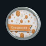 Basketballmuster auf Weiß Ovale Gürtelschnalle<br><div class="desc">Ein unterhaltsames sportliches Muster aus Basketballbällen verschiedener Größen auf weißem Hintergrund mit orangefarbenem und weißem Akzent,  um den Namen des Basketballspielers,  Basketballfans oder Basketballtrainers hinzuzufügen. Ideal auch für Netballspieler! Wir freuen uns über Ihre Wünsche. Bitte kontaktieren Sie uns vor dem Kauf über unseren Geschenkartikelladen. Wir helfen Ihnen gerne weiter.</div>