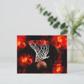 Basketballnetz, Ball & Flames Postkarte (Stehend Vorderseite)
