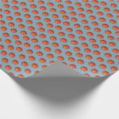 Basketballs auf Light Stone Blue Geschenkpapier (Ecke)