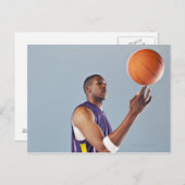 Basketballspieler, der eine Kugel mit einem Finger Postkarte (Vorne/Hinten)