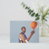 Basketballspieler, der eine Kugel mit einem Finger Postkarte (Stehend Vorderseite)