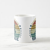 Basketballspieler, der im Retrostil den Sonnenunte Kaffeetasse (Mittel)