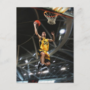 Basketballspieler, der in die Luft springt Postkarte