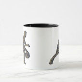 Basketballspieler, der mit Volltext treibt Tasse (Zentrum)