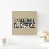 Basketballspieler, die mit orangefarbenem Ball tre Quadratische Wanduhr (Zuhause)