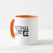 Basketballspieler, die mit orangefarbenem Ball tre Tasse (Vorderseite Links)