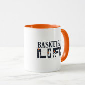 Basketballspieler, die mit orangefarbenem Ball tre Tasse (VorderseiteRechts)