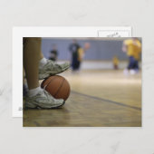 Basketballspieler mit Fußball Postkarte (Vorne/Hinten)