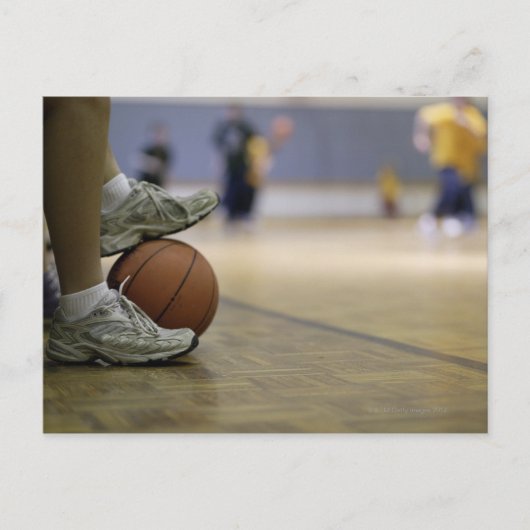 Basketballspieler mit Fußball Postkarte (Vorderseite)