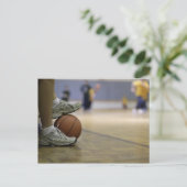 Basketballspieler mit Fußball Postkarte (Stehend Vorderseite)