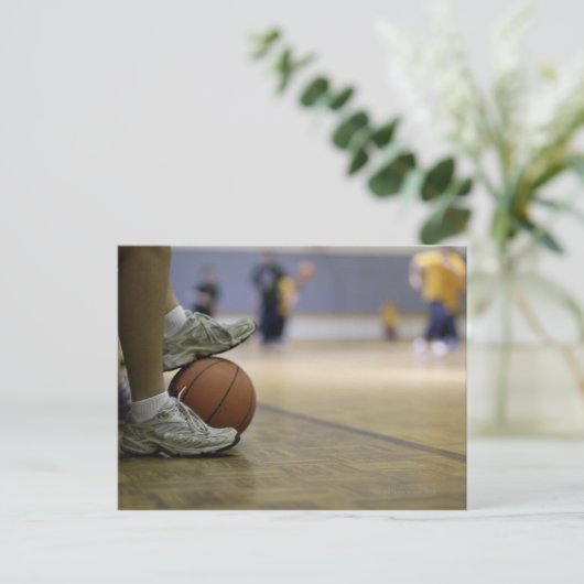 Basketballspieler mit Fußball Postkarte (Stehend Vorderseite)