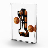Basketballspieler Nummer eins mit Basketball, Fotoblock (Rechts)
