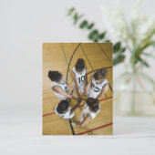 Basketballweibchen mit Gruppenhandschlag, Postkarte (Stehend Vorderseite)