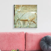 Basrelief eines anthropomorphischen Stiers Leinwanddruck (Insitu (Wohnzimmer))