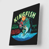 Bass-Fische, die eine Krone auf einem schwarzen Quadratische Wanduhr (Winkel)