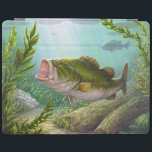 Bass-Fische iPad Hülle<br><div class="desc">Ein Großmund Bass-Fisch in einer nahen magischen Einstellung des Grases und des funkelnden Sandes. Durch Amanda Diehl,  Paxdomino Entwürfe.</div>