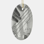 Bass-Spieler, Baß und Hand, negatives Bild Keramikornament (Rechts)