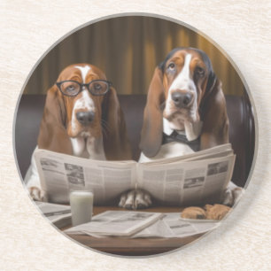 Basset hackt beim Lesen der Zeitung Getränkeuntersetzer