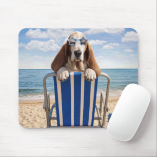 Basset Hound auf Strandliege Mousepad