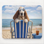 Basset Hound auf Strandliege Mousepad (Vorne)