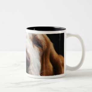 Basset Hound, das seinen Kopf stillsteht Zweifarbige Tasse