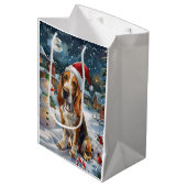 Basset Hound Dog Winter Wunderland Weihnachtsfreud Mittlere Geschenktüte (Vorderseite Schrägansicht)