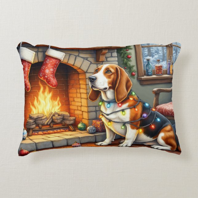 Basset Hound Fireplace with Christmas Lights Dekokissen (Vorderseite)