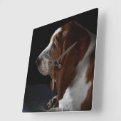 Basset Hound Gewartet, damit Sie auf Zuhause komme Quadratische Wanduhr (Winkel)