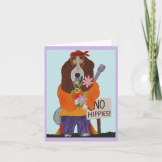 Basset Hound Hippie an einem Schild 'Keine Hippies Einladung