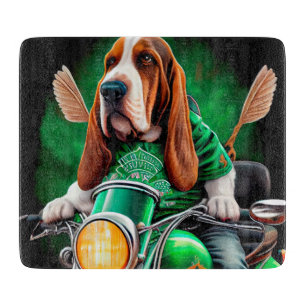 Basset Hound Hund fährt Fahrrad am St. Patrick's D Schneidebrett